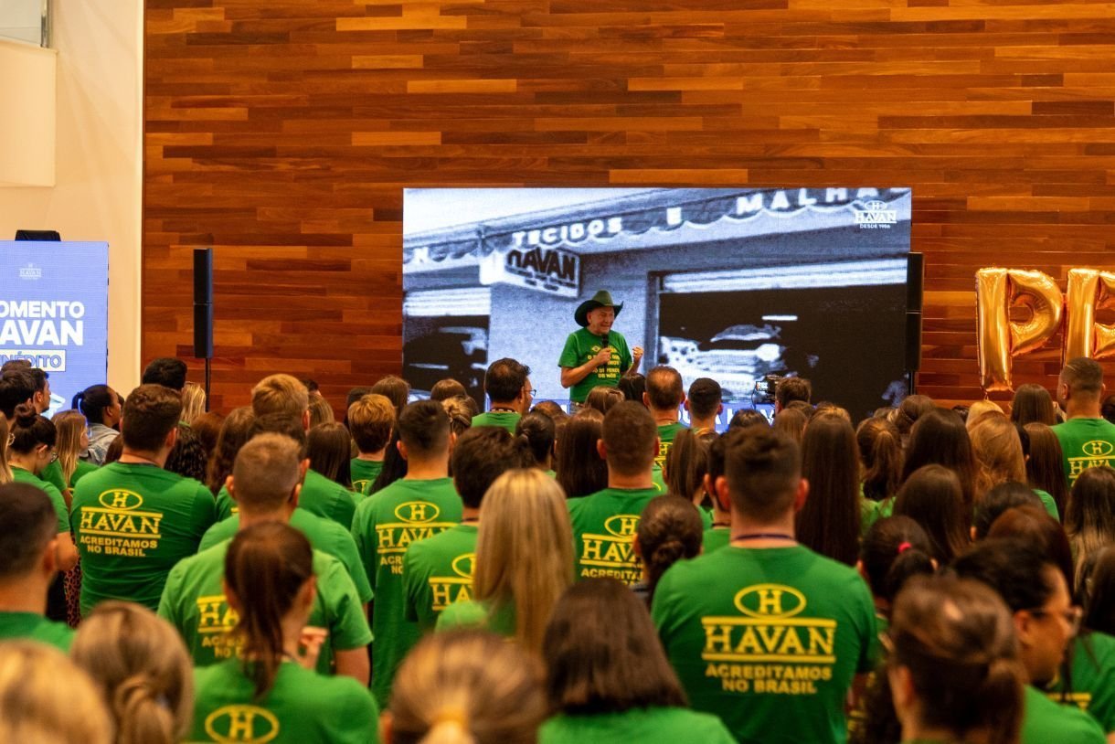 Luciano Hang celebra pagamento do PPR com 22 mil colaboradores da Havan