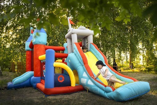 Vantagens de alugar brinquedos infláveis para festa infantil