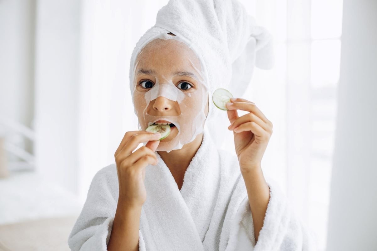 Skincare de adulto em crianças: dermatologista alerta para riscos à saúde e ao desenvolvimento